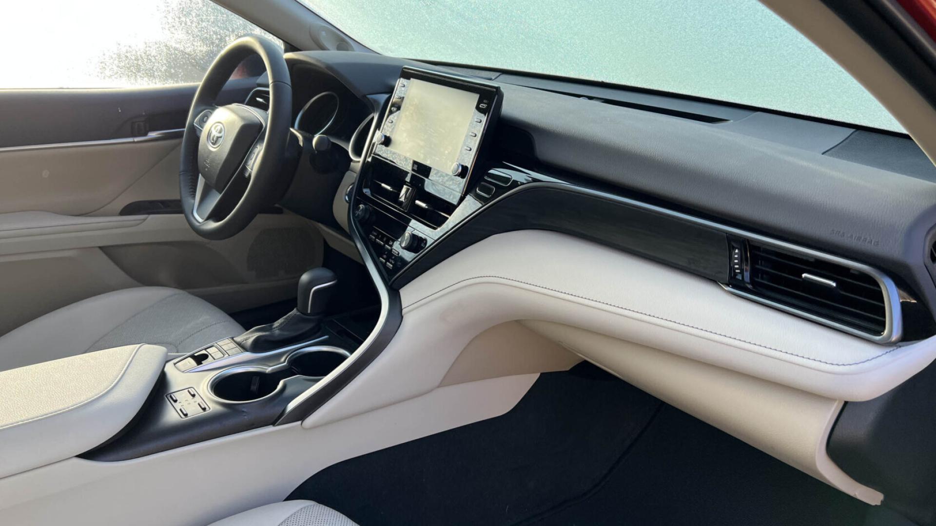 Toyota Camry XLE Hybrid 2024