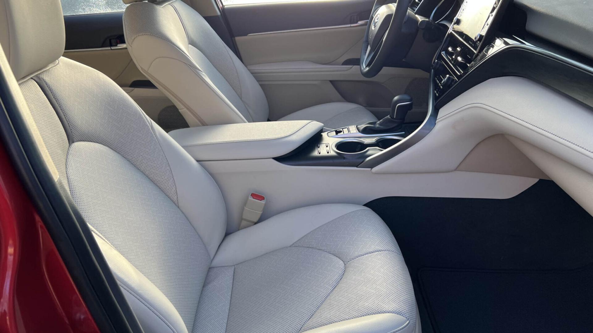 Toyota Camry XLE Hybrid 2024